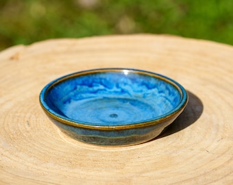 Blaue Keramikschale. Kleiner Teller aus tiefem, blauem Steingut.