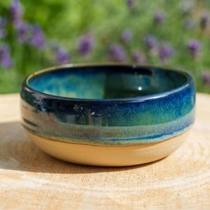 Zielono-niebieska ceramiczna doniczka w kształcie kuli. Zielona ceramiczna miseczka na drobiazgi. Mała zielona doniczka z kamionki. Ręcznie wykonana ceramika.
