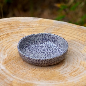 Paarse keramische schaal van steengoed. Mauve keramische schaal. Decoratieve aardewerken schaal. Handgemaakte paarse ramekin.