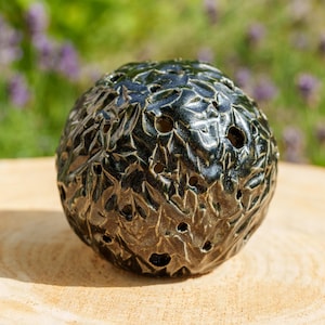 Castiçal esférico de grés preto. Castiçal de cerâmica de grés branco. Castiçal de cerâmica. Pote de vela de cerâmica artesanal.