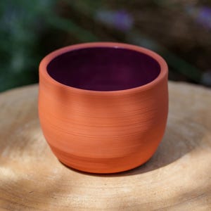 Maceta burdeos en cerámica de gres rojo. Maceta de cerámica morada.