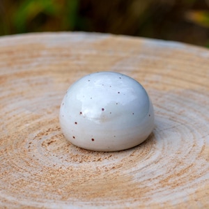 Magische zoutvaatje van aquagroen keramiek. Groen zoutvaatje van handgemaakt aardewerk.