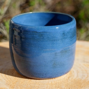 Vaso a sfera in gres blu e beige. Vaso in ceramica blu. Fioriera in ceramica di gres blu. Ceramica fatta a mano.