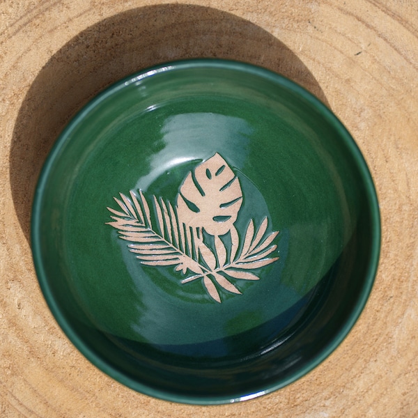 Tropical deep plate in green ceramic. Green and white monstera bowl in stoneware. Handmade ceramic Jungle pattern bowl.