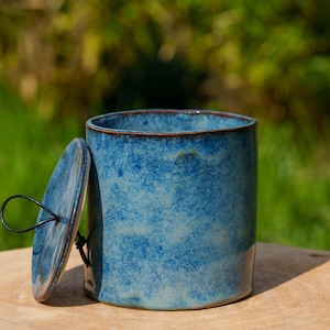 Caja de cerámica azul con asa de cuero. Caja de cerámica azul. Gran caja de cerámica de color azul.
