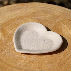 Ciotola a forma di cuore in ceramica smerigliata. Vassoio a forma di cuore in ceramica bianca. Ciotola portagioie a forma di cuore beige. Ciotola in gres fatta a mano.