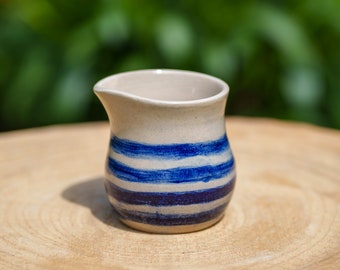 Crémier bleu et blanc en céramique. Crémier en poterie artisanale. Petit pot à lait bleu et blanc rayé.