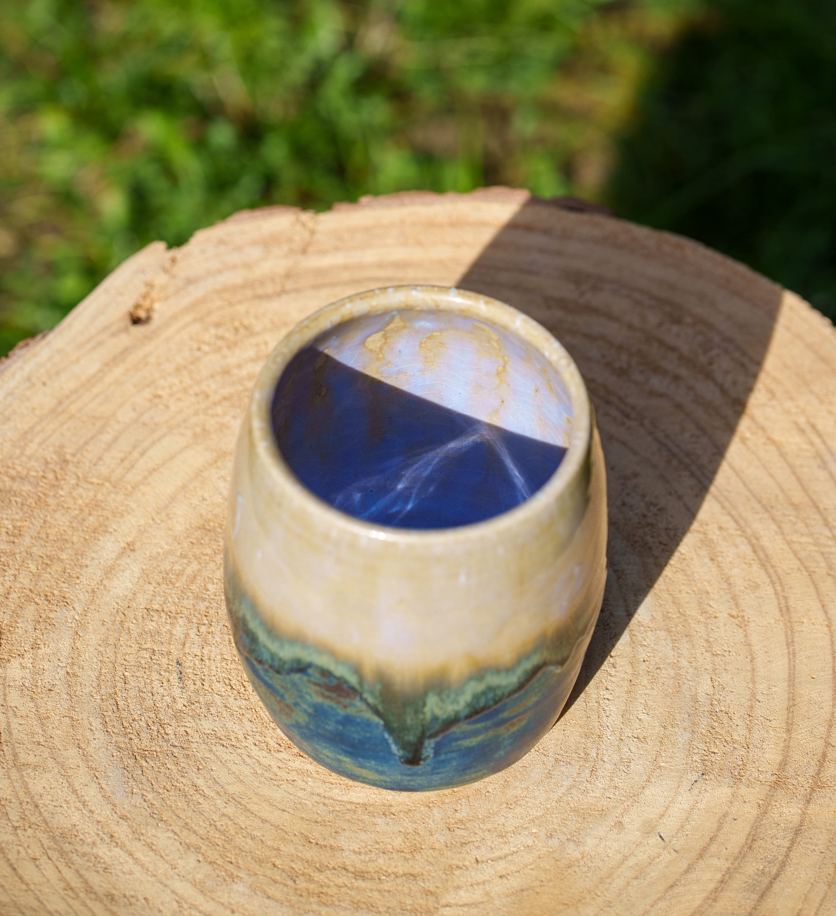 ベージュとブルーの陶器の花瓶。ブルーとベージュの炻器陶器の花瓶