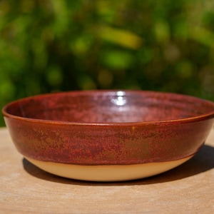 Plato hondo de cobre. Plato de cerámica bañado en cobre. Cuenco grande de cerámica hecho a mano. Plato hondo de cerámica.