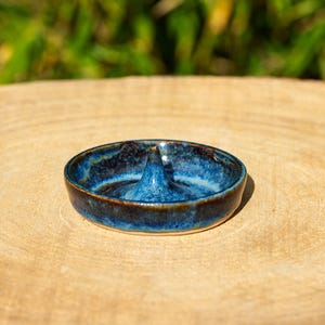 Blauer Ringhalter. Blauer Schmuckhalter aus Keramik.