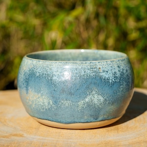 Maceta de cerámica de gres cristalizado. Plato de cerámica azul para baratijas. Maceta de cerámica de gres azul. Cerámica artesanal.