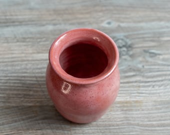 Small pink ceramic jar vase in sandstone. Small stoneware ceramic pot vres. Stoneware pottery vase. Handmade pottery.