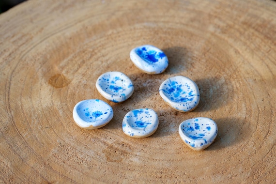 限定版のWorry Stone（ウォーリーストーン）の青と白のセラミック小石
