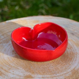 Dekorative, rote, herzförmige Keramikschale. Roter Keramiktopf für den Valentinstag. Herzförmige Keramikschale für Schmuck.