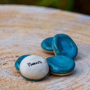 Worry Stones Namaste en céramique. Galet anti-stress Inspirant. Pierre de détente en céramique.