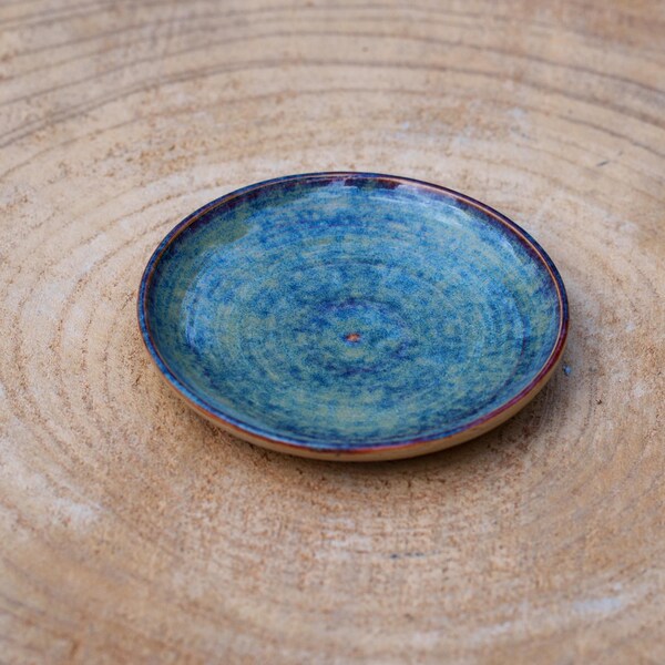 Klein blauw en paars keramiek kommetje. Handgemaakte zakpoetser van keramiek. Sieradenschaaltje van aardewerk. Handgemaakte stenen kom