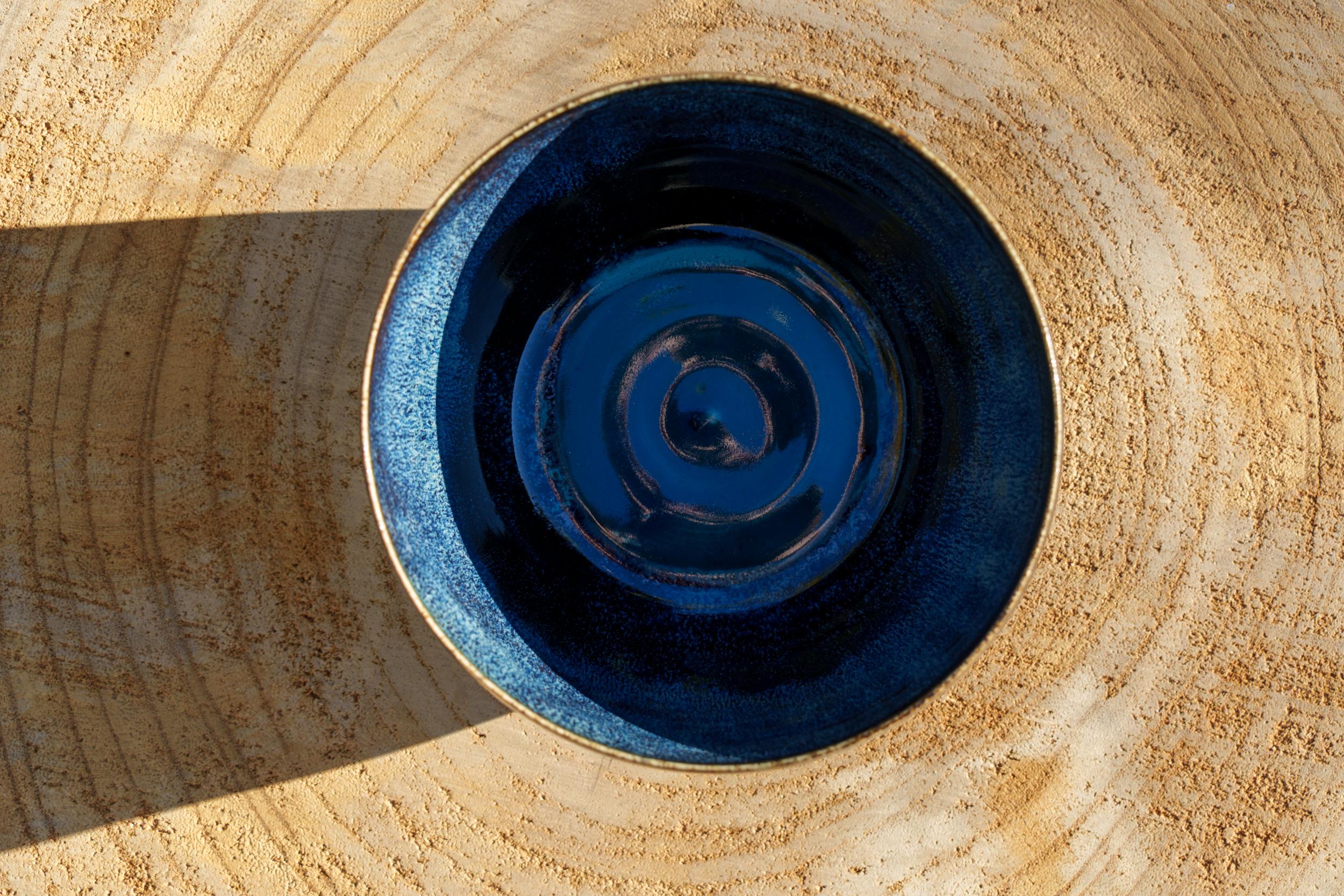 黒色陶器ボウル 青い模様付き ヴィンテージのスタジオ陶器ボウル、幾何学模様、サイン入り、青 黒色陶器ボウル 青い模様付き ヴィンテージのスタジオ陶器ボウル、幾何学模様、サイン入り、青