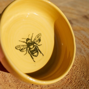 Gelbe Steingutschale mit Bienenmotiv. Gelber Steinguttopf. Dekorative Steingutschale.