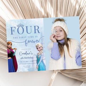 Pode incluir: Convite de aniversário com tema Frozen com um fundo de castelo azul e branco. O convite diz "Four, The First Time in Forever, Join us for Caroline's 4th Birthday, Oct 19, 2024 | 4 PM, 1254 Party Lane, California 56700, RSVP Mom at 123-456-7800". Uma foto de uma menina usando um chapéu branco e um colete azul e branco está no lado direito do convite.