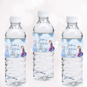 Puede incluir: Tres botellas de agua de plástico transparente con etiquetas azules y blancas con un tema de Frozen. Las etiquetas tienen una imagen de Elsa, Anna, Olaf y Sven. El texto en las etiquetas dice "Jordan's Fourth Birthday".