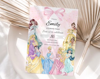 Puede incluir: Una invitación rosa con temática de princesas con ilustraciones de acuarela de varias princesas. La invitación presenta el nombre "Emily", el texto "IS TURNING THREE!" y detalles del evento.