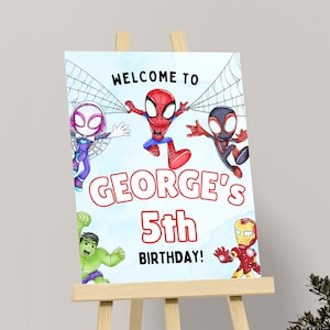 Puede incluir: Un colorido letrero de fiesta de cumpleaños con personajes de Spider-Man. El letrero dice "WELCOME TO GEORGE'S 5th BIRTHDAY!" con ilustraciones de Spider-Man, Spider-Gwen, Miles Morales, Hulk e Iron Man. El letrero se muestra en un caballete de madera.