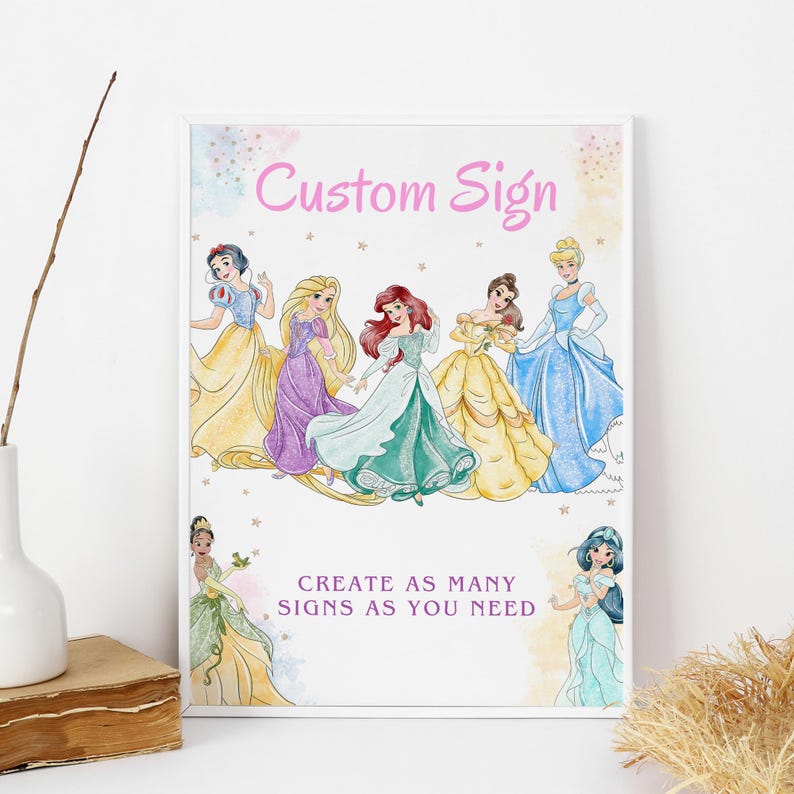 K&ouml;nnte beinhalten: Druckbarer Schild mit Disney-Prinzessinnen, darunter Schneewittchen, Aschenputtel, Arielle, Belle und Jasmin. Das Schild lautet "Custom Sign" und "Create as many signs as you need".