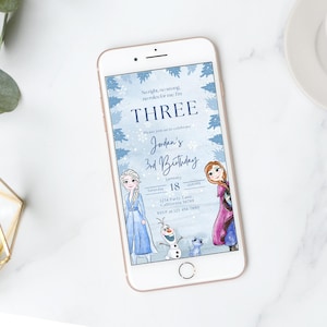 Puede incluir: Un teléfono inteligente de oro rosa muestra una invitación de cumpleaños. La invitación presenta la palabra "THREE" y el texto "Jordan's 3rd Birthday". Se ven ilustraciones de personajes animados. La fecha es el 18 de enero.