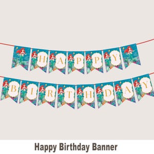 K&ouml;nnte beinhalten: Ein farbenfrohes Happy Birthday Banner mit Meerjungfrauen-Motiv. Das Banner hat einen blauen Hintergrund mit goldenen Buchstaben und Bildern von Arielle aus Arielle, die Meerjungfrau.
