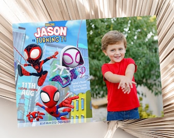 Puede incluir: Una invitación de cumpleaños con una imagen de dibujos animados de Spider-Man y Spider-Gwen. La invitación es azul con acentos blancos y rojos. El texto de la invitación dice "Amazing Jason is turning 7!" e incluye la fecha, la hora y la ubicación de la fiesta. Una foto de un niño pequeño se incluye en el lado derecho de la invitación.