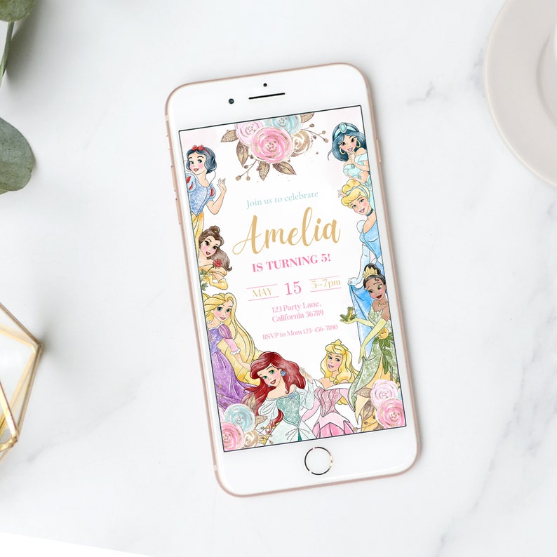 Puede incluir: Una invitaci&oacute;n digital para una fiesta de cumplea&ntilde;os de 5 a&ntilde;os con un collage de princesas Disney. La invitaci&oacute;n es rosa y dorada con el texto "&iexcl;&Uacute;nete a nosotros para celebrar que Amelia cumple 5 a&ntilde;os!" y los detalles de la fiesta.