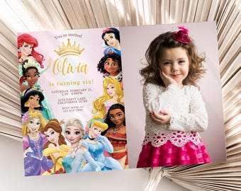 Könnte beinhalten: Eine rosa und goldene Einladungskarte mit Prinzessinnenthema. Die Karte zeigt eine Krone, den Namen Olivia und eine Liste von Disney-Prinzessinnen. Der Text auf der Karte lautet "You're invited Olivia is turning six! Saturday, February 25, 2:00-4:00PM 1234 Party Lane, California 56789 RSVP Mom at 123-456-7890".