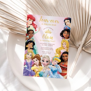 Op de afbeelding: Een roze verjaardagsuitnodiging met illustraties van Disney-prinsessen. De uitnodiging bevat de tekst "Four-ever A Princess" en details voor Olivia's vierde verjaardag, inclusief datum, tijd en locatie.