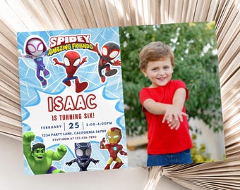 Può includere: Un invito di compleanno blu e rosso con una foto di un bambino piccolo. L'invito presenta personaggi dei cartoni animati dello show Spidey and His Amazing Friends. Il testo sull'invito recita "Spidey Amazing Friends", "Isaac compie sei anni!", "25 febbraio", "14:00-16:00", "1234 Party Lane, California 56789" e "RSVP Mamma al 123-456-7890".