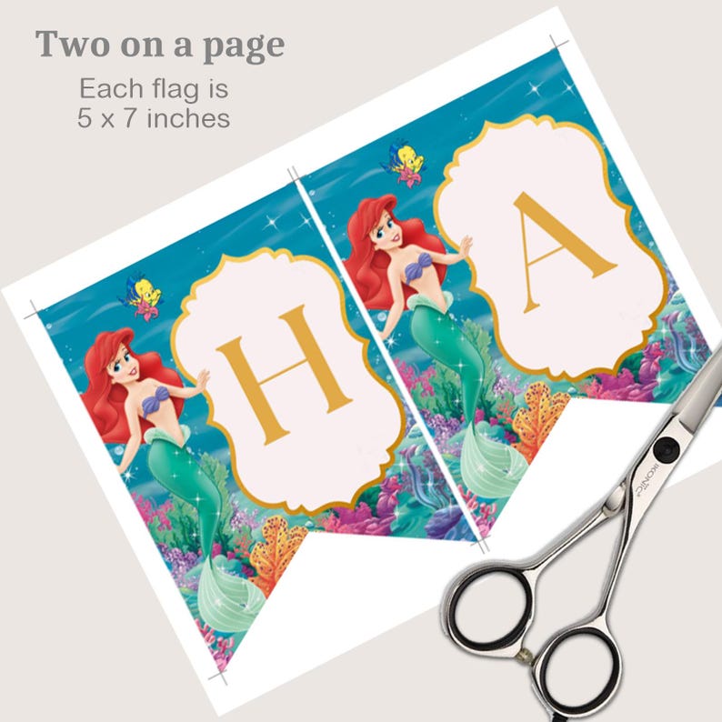 K&ouml;nnte beinhalten: Druckbare Girlande mit Arielle aus Arielle, die Meerjungfrau. Die Girlande hat zwei Flaggen mit den Buchstaben "H" und "A" in Gold auf wei&szlig;em Hintergrund. Jede Flagge ist 5 x 7 Zoll gro&szlig;.