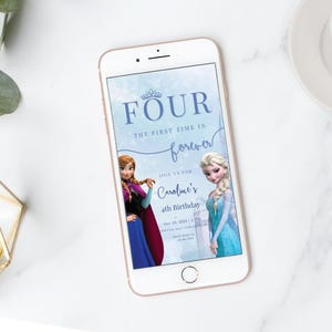 以下が含まれることがあります： 4歳の誕生日パーティーのデジタル招待状。青と白の背景に王冠と「FOUR THE FIRST TIME IN forever」の文字が書かれています。招待状には、映画アナと雪の女王のキャラクター、アナとエルサの画像も含まれています。