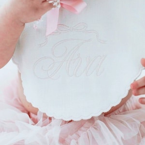 Andenken Geburtstagslätzchen Weiß und Rosa Stickerei / Personalisiertes Lätzchen / Cake Smash Lätzchen / Name Lätzchen / Fotoshooting Lätzchen / Baby-Andenken-Lätzchen