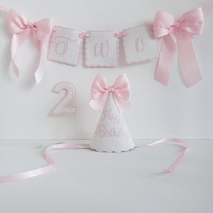 Set van gelukkige verjaardagshoed en één slinger/1e verjaardag hoed/witroze borduurfeesthoed en banner/gepersonaliseerde smashcake-accessoires