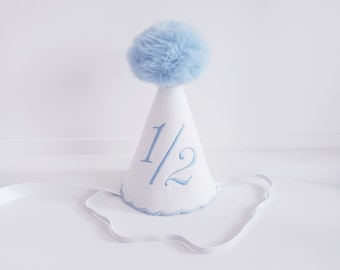 Sombrero de medio cumpleaños: bordado en blanco y azul.