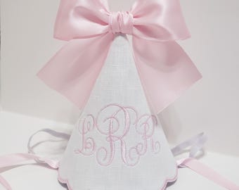 Gorro de cumpleaños con monograma: Gorro blanco y rosa para la sesión de fotos con pastel.