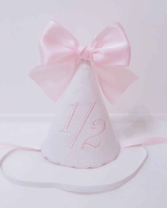 Cappello A Forma Di Cono Della Festa Di Compleanno Con Le Bande Ed I Nastri 53593353