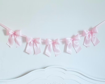 Guirnalda de lazos de cinta rosa: Decoración de cuna de cumpleaños coqueta