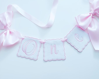 Striscione di compleanno personalizzato in lino "ONE": ghirlanda ricamata per seggiolone