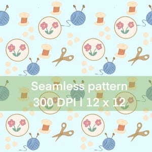 Könnte beinhalten: Nahtloses Muster auf hellblauem Hintergrund mit Stickrahmen mit rosa Blumen, blauen Wollknäueln, orangefarbenen Garnrollen und goldenen Scheren. Der Text "Seamless pattern 300 DPI | 12 x 12" ist ebenfalls vorhanden.