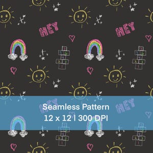 Könnte beinhalten: Ein nahtloses Muster auf schwarzem Grund mit kreideartigen Zeichnungen von gelben Sonnen, rosa Herzen, weißen Sternen, Regenbögen, Hüpfkästchen und dem Wort HEY in Rosa. Ein blaues Overlay zeigt den Text Seamless Pattern 12 x 12 | 300 DPI.