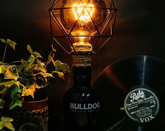 Lampe de table Gin BULLDOG base en bois incluse Upcycling / DIY / Lampe bouteille Fait main Grand design, Idée cadeau