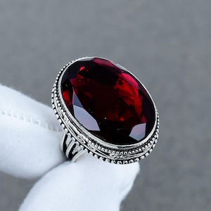 Anello con granato in argento sterling 925, gioiello artigianale di grande effetto, anello dal design vintage ideale come regalo di nozze.