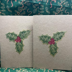 Lino print kerstkaart met hulst en bessen