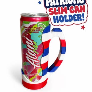 K&ouml;nnte beinhalten: Ein schlanker Dosenhalter mit patriotischem Design, der eine Dose Cherry Twist Energy-Drink h&auml;lt. Der Halter hat rot-wei&szlig;-blaue Streifen und den Text "PATRIOTIC SLIM CAN HOLDER!"