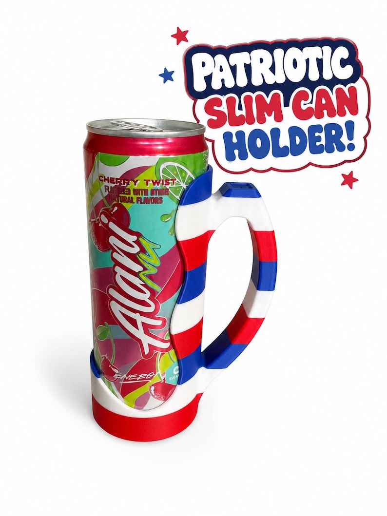 K&ouml;nnte beinhalten: Ein schlanker Dosenhalter mit patriotischem Design, der eine Dose Cherry Twist Energy-Drink h&auml;lt. Der Halter hat rot-wei&szlig;-blaue Streifen und den Text "PATRIOTIC SLIM CAN HOLDER!"